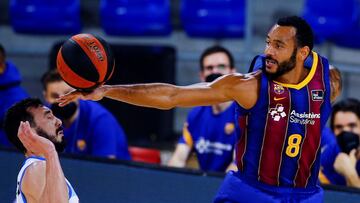 Adam Hanga roba un bal&oacute;n durante el Bar&ccedil;a-Acunsa GBC.