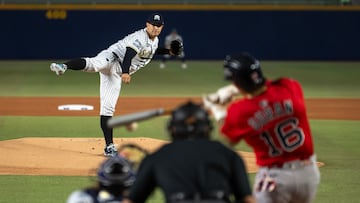 AME2347. MONTERREY (MÉXICO), 24/03/2025.- Luis Enrique Cessa de Sultanes lanza una bola este lunes, en un juego de pretemporada previo al inicio de la Temporada 2025 entre Boston Red Sox y Sultanes de Monterrey en el estadio de Béisbol en Monterrey (México). EFE/Miguel Sierra
