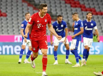 El Bayern comenzó la nueva temporada como acabó la última, sepultando a rivales. En la que fue su primera actuación en la temporada 2020/2021 de Bundesliga, el flamante campeón del triplete barrió a un inexistente Schalke 8-0 y, de esta manera, comenzó una nueva carrera que, salvo sorpresa en mayúsculas, debería acabar con la novena ensaladera consecutiva para los muniqueses, que siguen invictos en lo que va de 2020. Ya nadie se acuerda de Thiago, que puso rumbo a Liverpool cuando sus ex compañeros se dirigían al Allianz. De quien sí se acuerdan cada día es de Sané, su fichaje estrella procedente del City, que cayó de pie en su debut. También volvió a brillar el de siempre: Kabak derribó a Lewandowski en el área y el polaco se encargó personalmente de subir el tercero desde los once metros. Es la sexta temporada consecutiva que Lewy comienza marcando. El canterano Musiala cerró la que fue la mayor victoria en un estreno en la máxima competición alemana. Casi nada.