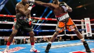 Terence Crawford (d) propina un pu&ntilde;etazo a Jean durante la pelea entre ambos.