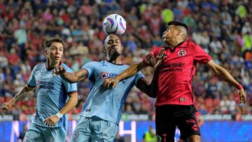 Willer Ditta en la disputa de una pelota. (Photo by Guillermo Arias / AFP)