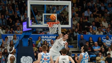 Mario Hezonja intenta un mate.