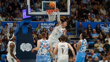 LUGO, 24/01/2026.- El jugador del Real Madrid Mario Hezonja (c) intenta un mate ante los jugadores de Río Breogán, durante el partido de Liga ACB de Baloncesto disputado este sábado en el Pazo Provincial dos Deportes de Lugo. EFE/Eliseo Trigo