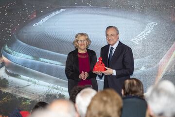 El presidente del Real Madrid, Florentino Pérez, y la alcaldesa de Madrid Manuela Carmena. 