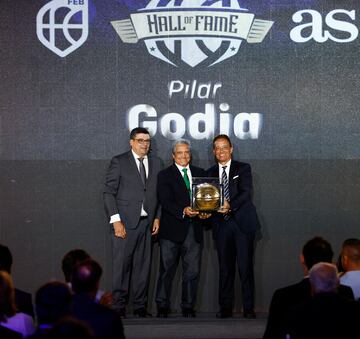 Los sobrinos de Pilar Godía, Manuel y Antonio Miguel, recogen su premio de manos de Ferrán Abril, Presidente de la Federación Catalana.