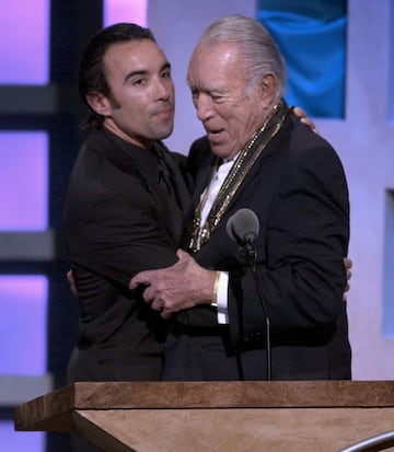 El actor Francesco Quinn junto a su padre Anthony Quinn.