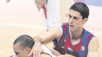 <b>NI CON ESAS. </b>De la Fuente intenta parar con falta a Langdon, que se lanza hacia el aro.