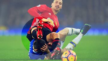 Ibrahimovic golpea en la cabeza a Seamus Coleman.