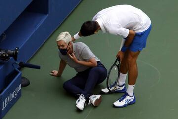 Djokovic se interesa por la jueza de línea a la que impactó con su pelotazo.