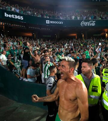 El 2 de septiembre de 2018 hizo las delicias de su afici¨®n tras marcarle un doblete al Sevilla en el derbi jugado en el Benito Villamar¨ªn. En la imagen celebra su primer tanto.