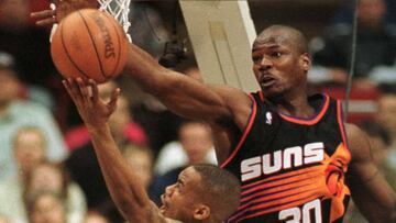 Cliff Robinson tapona a Stephon Marbury.