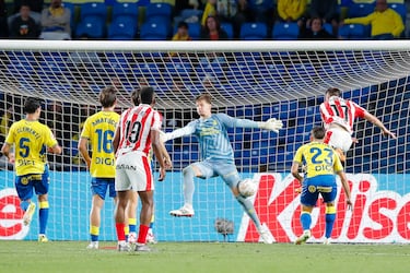 El portero de Las Palmas fue el artífice de las pesadillas de los delanteros sportinguistas. Su parada ante un disparo a quemarropa de Dubasín para guardar en la videoteca