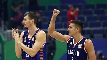 Borisa Simanic y Bogdan Bogdanovic celebran el dos de dos de Serbia en el Mundial.