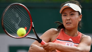 Peng Shuai devuelve una bola durante su partido ante Aleksandra Krunic en Roland Garros 2018.