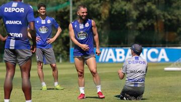 Fernando V&aacute;zquez bromea con &Ccedil;olak en el entrenamiento y se pone a sus pies.