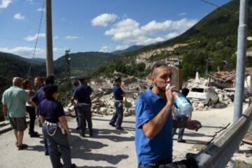 ITA50 PESCARA DEL TRONTO (ITALIA) 24/08/2016.- Varios agentes de policía inspeccionan los daños registrados en Pescara del Tronto, cerca de la localidad de Arquata del Tronto, en la provincia de Ascoli Piceno, región de Marche, en el centro de Italia, hoy, 24 de agosto de 2016. Al menos 19 personas han fallecido y hay decenas de heridos tras el terremoto de 6 grados en la escala Richter que ha sacudido el centro de Italia esta madrugada, según informó la televisión pública RAI. EFE/Crocchioni