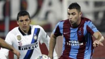 <b>GOLEADOR. </b>Burak (derecha) controla un balón contra el Inter.