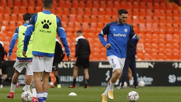 Lucas Pérez calentando.