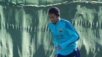 Neymar se entrena al margen
