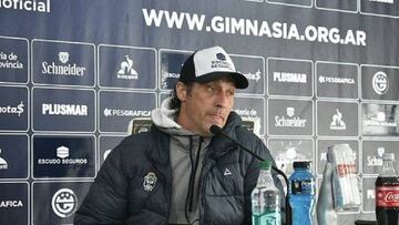 El técnico de Gimnasia y Esgrima La Plata, ex de Universitario, se mostró muy molesto ante la mala racha del equipo y el mal ambiente que rodea a la entidad.