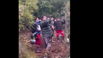 Registro inédito del momento en el que unos motoqueros encuentran la avioneta que cayó en Curacaví