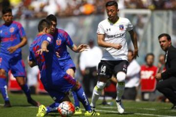 El jugador de Colo Colo Martin Rodriguez, derecha, disputa el balon con Mario Briceno de Universidad de Chile durante el partido de primera division en el estadio Monumental de Santiago, Chile.