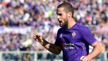 Mario Suárez celebra un gol con la Fiorentina.