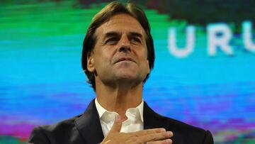 AME9604. MONTEVIDEO (URUGUAY), 28/11/2019.- Fotografía de archivo fechada el 24 de noviembre de 2019 que muestra al candidato presidencial uruguayo Luis Lacalle Pou, durante una ceremonia tras la segunda vuelta de las elecciones uruguayas, en la se