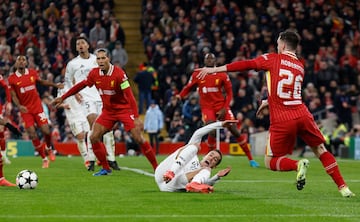 Andy Robertson se come el amago del lateral blanco y le derriba.