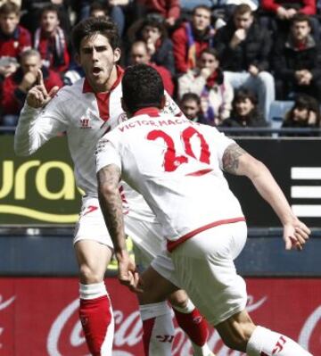 El centrocampista del Sevilla, Jairo Samperio (i), celebra el gol conseguido ante Osasuna.