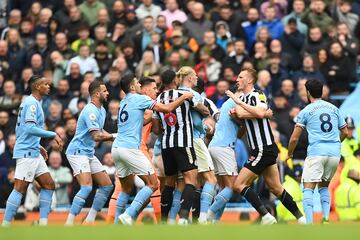 El delantero noruego del Manchester City ha tenido más que palabras Dan Burn durante el duelo de hoy de la Premier League entre el conjunto de Manchester y el Newcastle. 