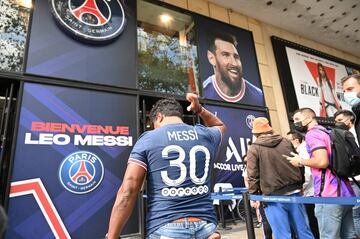 Numerosos aficionados del Paris Saint-Germain se han agolpado en la puerta de la tienda oficial del estadio para conseguir una camiseta del astro argentino.