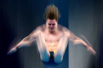 Cassiel Rousseau, del equipo de Australia, compite en la final masculina de plataforma de 10 metros.