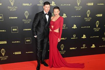 Robert Lewandowski y su esposa, Anna Lewandowska, a su llegada a la ceremonia de entrega del Bal車n de Oro.