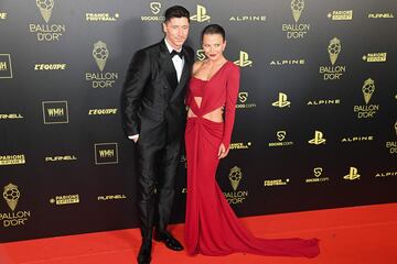 Robert Lewandowski y su esposa, Anna Lewandowska, a su llegada a la ceremonia de entrega del Balón de Oro.