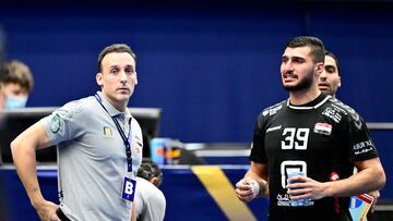 Jonkoping (Sweden), 13/01/2023.- Egypt's head coach Roberto Garcia Parrondo (L) and Egypt's Yehia Elderaa react during the IHF Men's World Championship group G handball match between Egypt and Croatia, at Husqvarna Garden in Jonkoping, Sweden, 13 January 2023. (Balonmano, Croacia, Egipto, Suecia) EFE/EPA/Mikael Fritzon SWEDEN OUT
