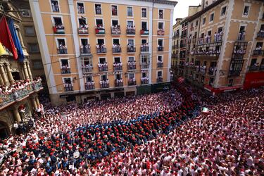 La banda municipal de música "Pamplonesa" actúa durante el "Chupinazo" que marca el inicio oficial de las Fiestas de San Fermín en la Plaza Consistorial, frente al Ayuntamiento de Pamplona.