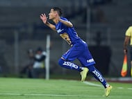 Momento en que Uriel Antuna entra a la cancha en su debut con los Pumas de la UNAM.