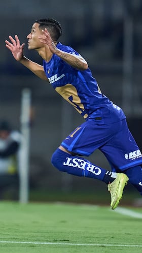 Momento en que Uriel Antuna entra a la cancha en su debut con los Pumas de la UNAM.