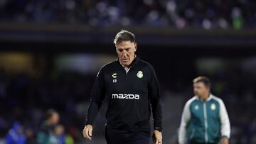 MEX0000. CIUDAD DE MÉXICO (MÉXICO), 15/04/2025.- El entrenador del León Eduardo Berizzo ante Cruz Azul este martes, durante un juego por la jornada 15 del torneo Clausura 2025 de la Liga MX, en el estadio Olímpico Universitario de Ciudad de México (México). EFE/ Sáshenka Gutiérrez