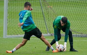 El portero Álvaro Jiménez, un experto en detener penalties, entrenó hoy con el primer equipo en El Sardinero.