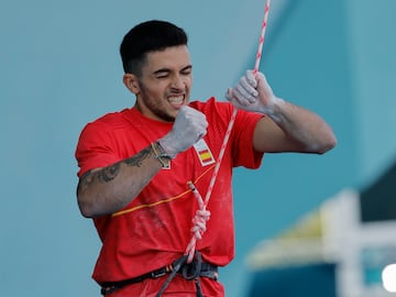 Ya es matemático. Alberto Ginés estará en la final olímpica con una puntuación total de 100,7 solo superado, de momento, por el checo Adam Ondra. 
El español no ha estado fino en búlder (28,7 puntos), pero sí en la dificultad sumando la mejor puntuación de todos. 