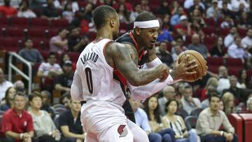 Carmelo Anthony trata de penetrar ante la defensa de Damian Lillard.
