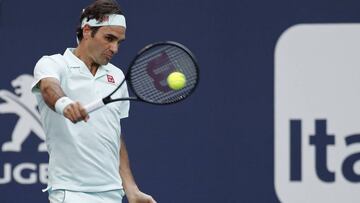 Roger Federer devuelve una bola ante Radu Albot en su partido de segunda ronda del Miami Open.