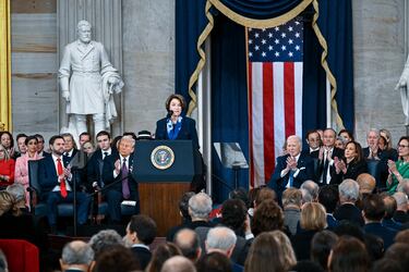 La senadora demócrata Amy Klobuchar, da inicio a la ceremonia con un discurso inaugural.