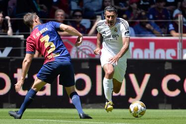 Frank de Boer y Luis Figo durante el partido de Leyendas en entre el Real Madrid y el Fútbol Club Barcelona.