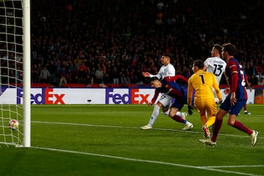 Gran pase de Ilkay Gundögan para Sergi Roberto, se interna el área, asiste al delantero polaco y solo tiene que empujar el balón al fondo de la portería del conjunto napolitano.