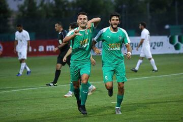 Auzmendi celebra un gol con el Lori.