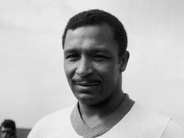 Es uno de los más grandes en la historia de Portugal y Benfica. Coluna fue uno de los mejores compañeros de Eusebio y el jugador que más lo asistía en el campo. Portó el gafete de capitán en la Copa del Mundo de 1966.