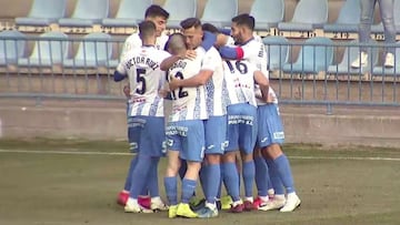 La pi&ntilde;a de los jugadores del Talavera para felicitar a Pablo Monroy por su gol, que dio la victoria a los blanquiazules contra el Villanovense.